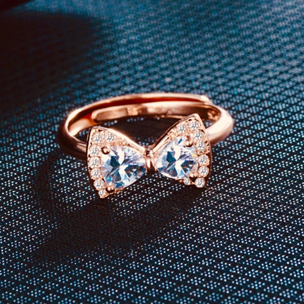 On trend! Sparkling bow ring! Rose gold! 💍 Adjustable.
